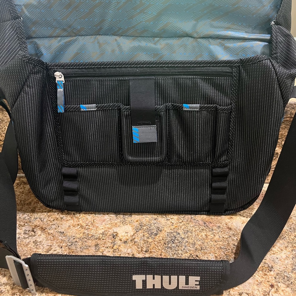 THULE LAPTOP/MESSENGER BAG/CROSSBODY - Picture 2 of 7